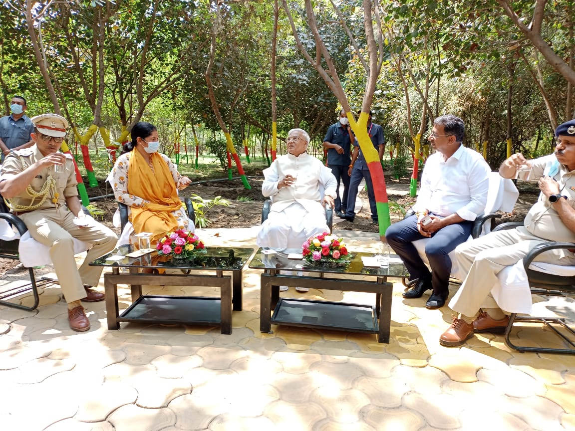 ट्रेचिंग ग्राउंड में कचरे की जगह बने गार्डन में समय बिताते हुए राज्यपाल मंगूभाई पटेल