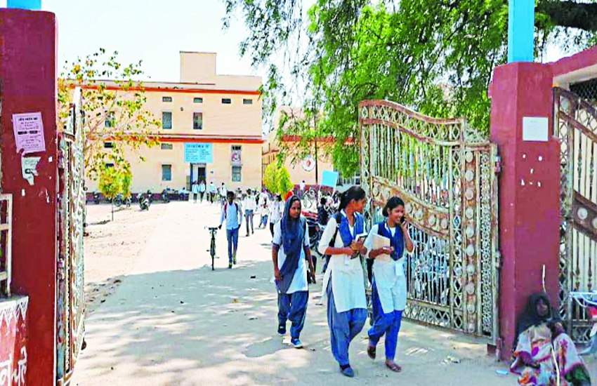 5700 students have to give exam in UTD, no place in university campus