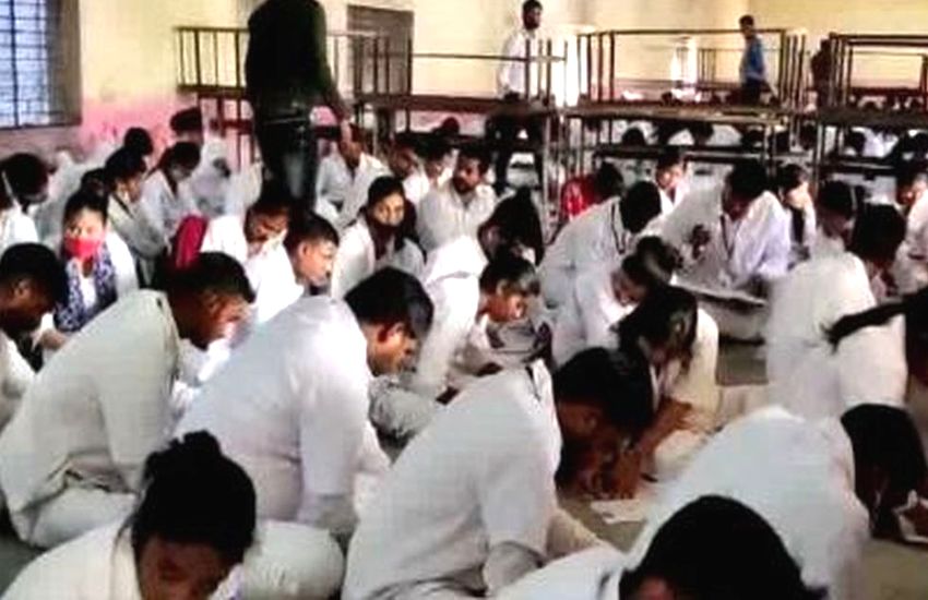 Live Video : खुलेआम एक-दूसरे की कॉपी में झांककर नकल करते रहे परीक्षार्थी, अफसर बोले- हम तो मदारी के बंदर...