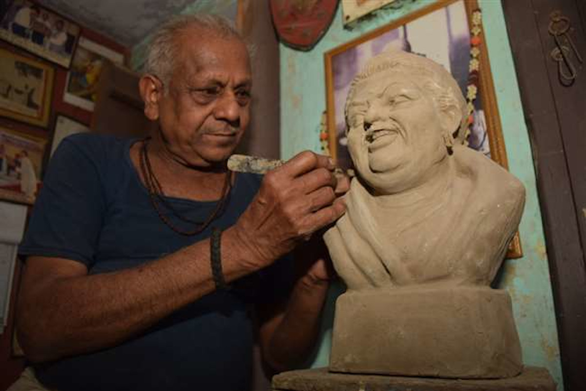 Lata Mangeshkar Statue made Sculptor will Gift it to Asha Bhosle