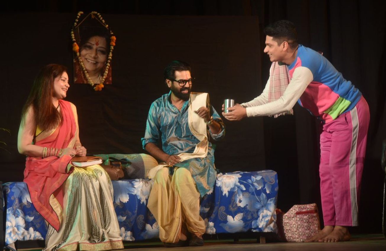 Drama - दिल्ली संस्था के इस नाटक में दर्शकों ने लगाए ठहाके, देखें Video...
