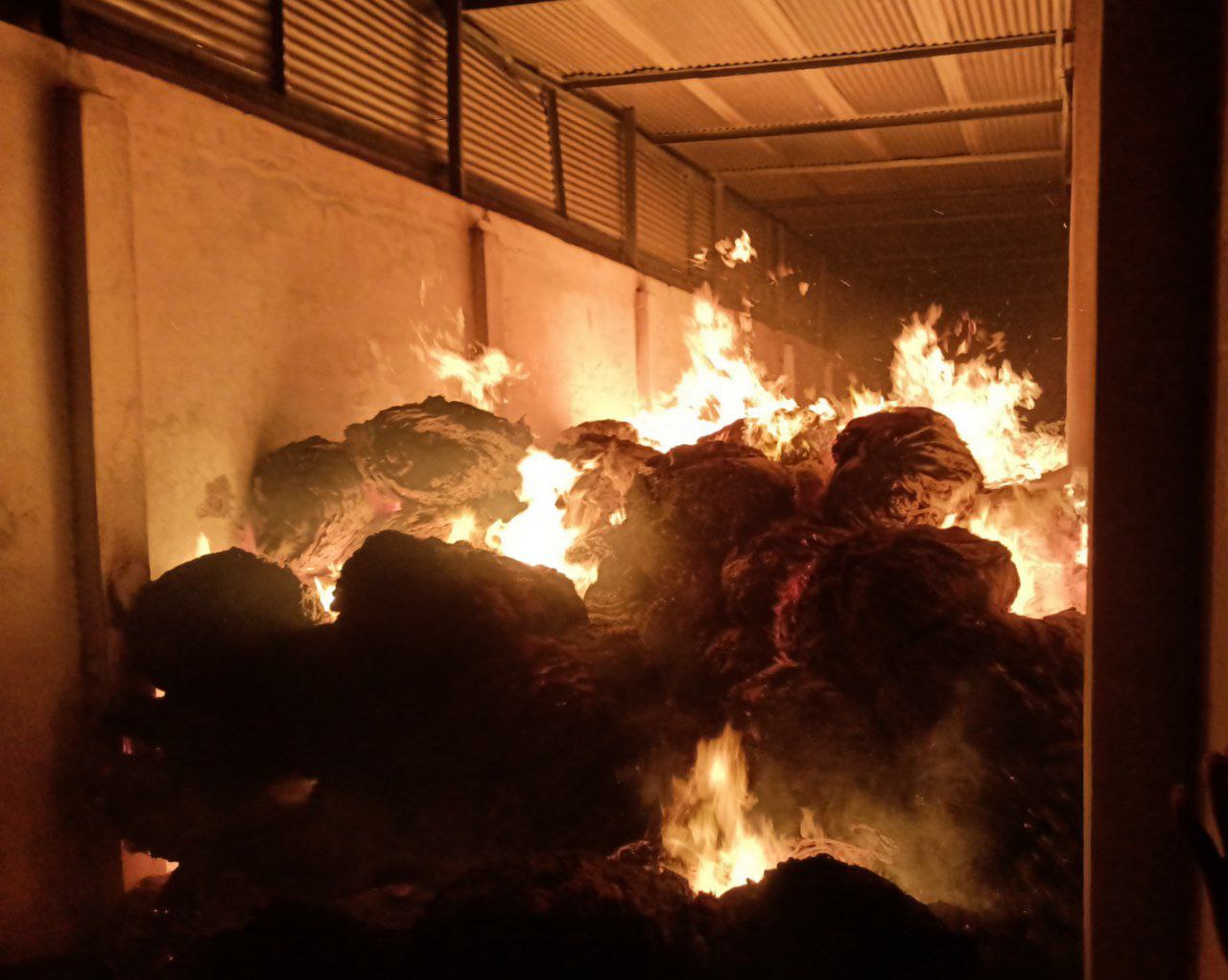 एग्रो इंडस्ट्री में आग, काकड़ा और बारदान जलकर खाक