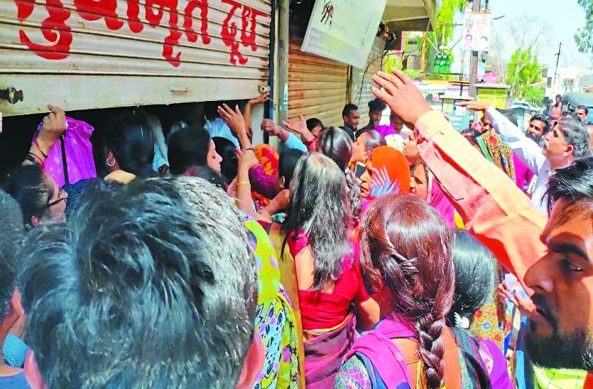 आक्रोश: दो दिन पहले ही खुली शराब दुकान को बंद कराने पहुंचीं महिलाएं, शटर गिराकर दुकान के सामने दिया धरना