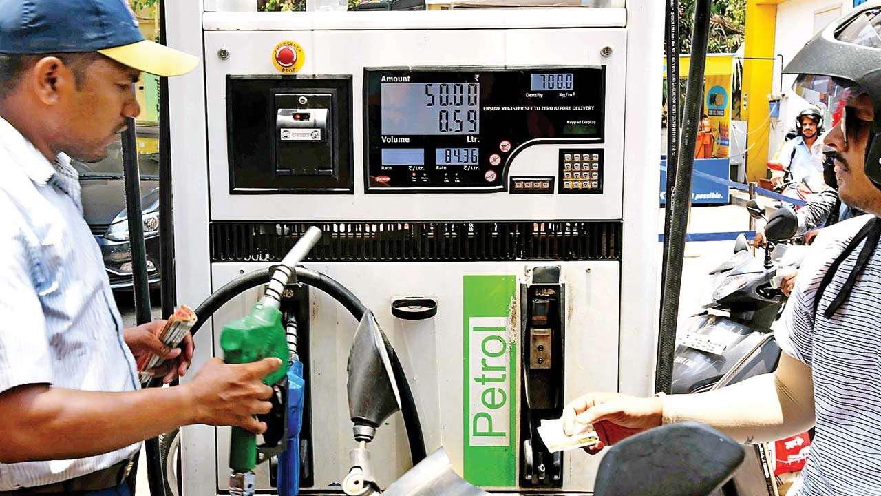 ९ दिनों से लगातार बढ़ रहे पेट्रोल व डीजल के दाम, ४.९६ रुपए की बढ़ोतरी