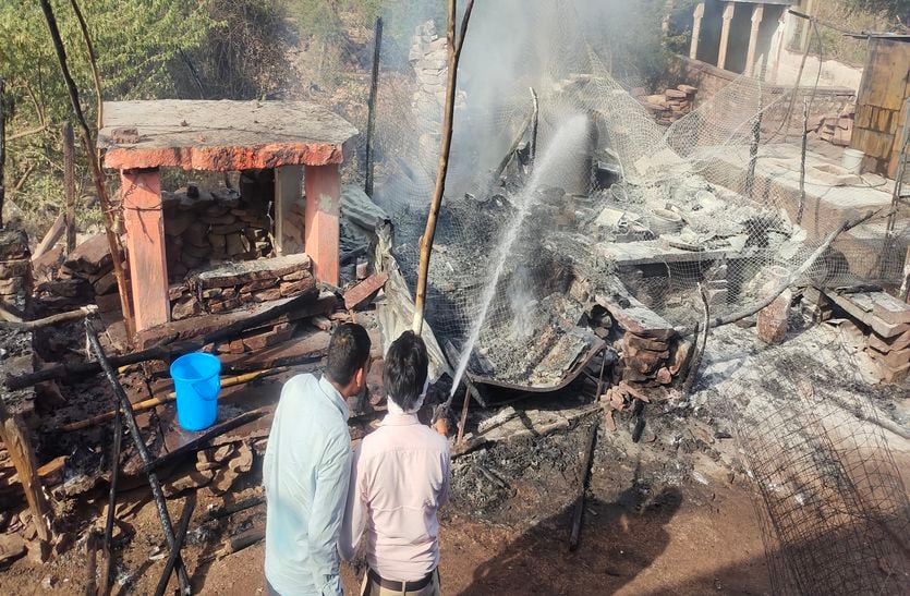 Fire breaks out in shops outside Chamunda Devi temple, loss of lakhs...... watch video