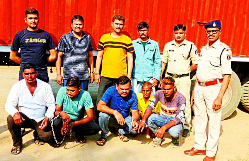 5 पशु तस्कर गिरफ्तार, 5 लाख रुपए के 62 मवेशी बरामद