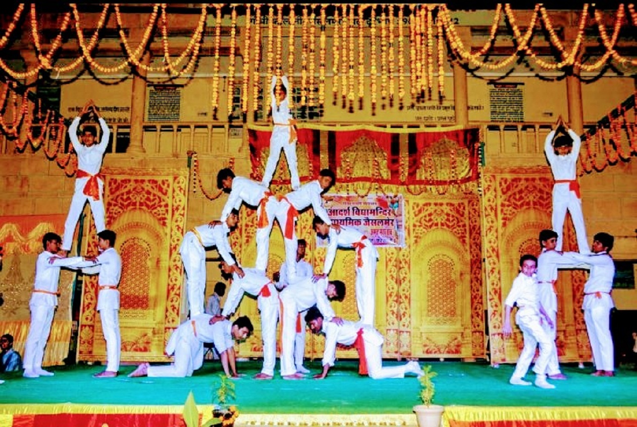 विद्यालय में अमृत महोत्सव मनाया, दी सांस्कृतिक प्रस्तुतियां