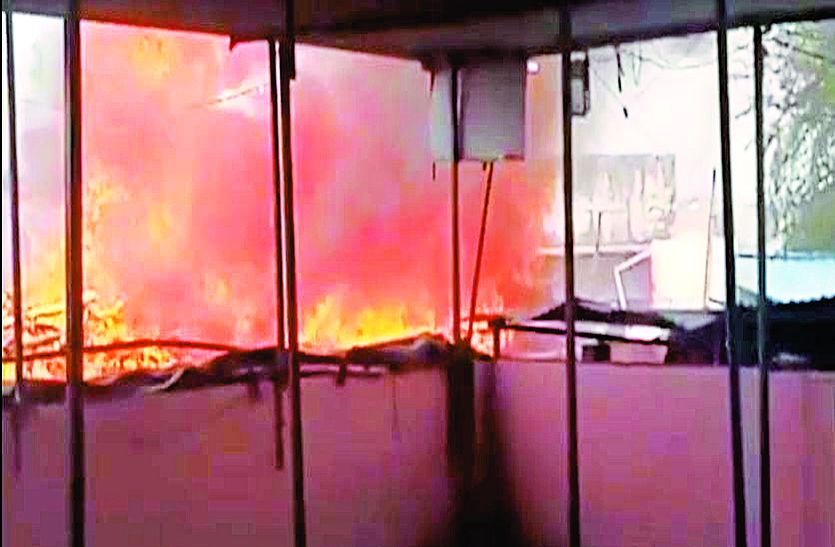 बिलोनी चामुंडा देवी मंदिर के बाहर दुकानों में लगी आग, लाखों का नुकसान