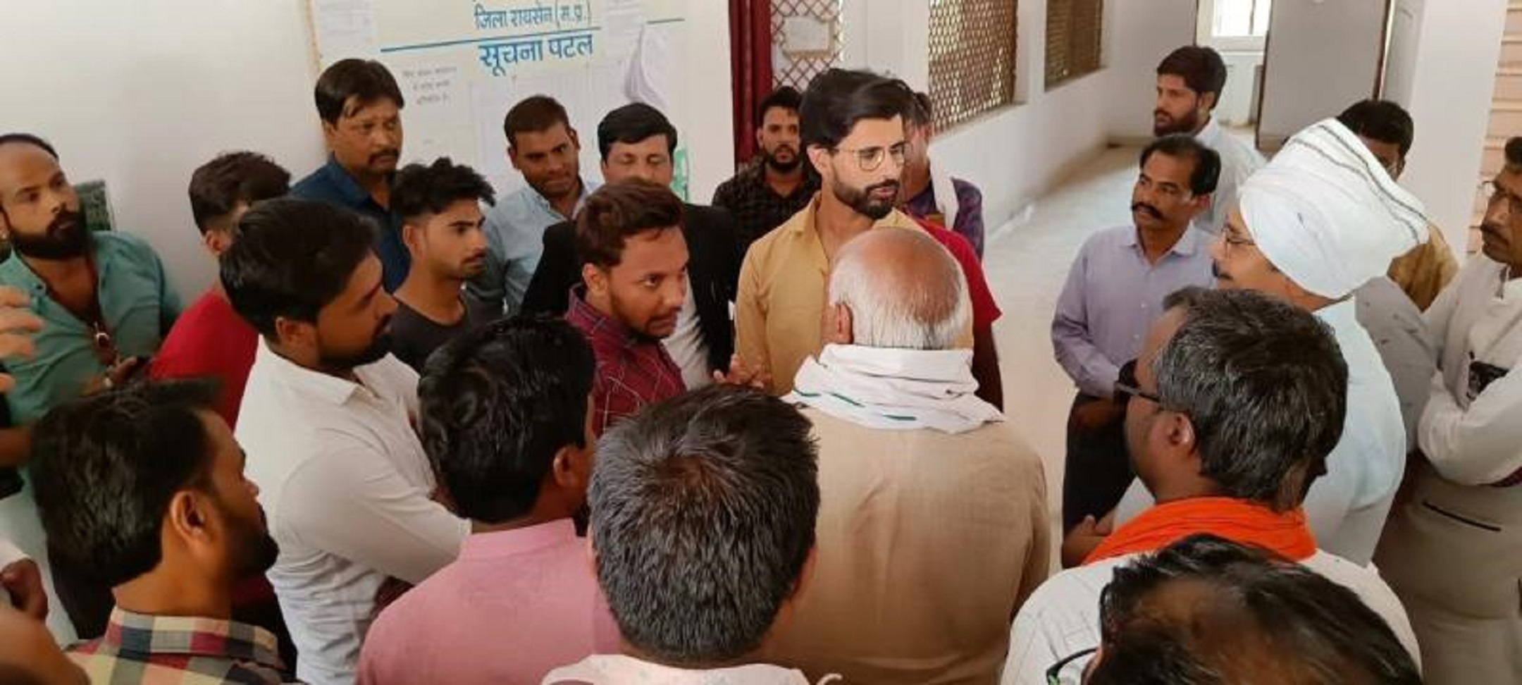 साहब, यहां संभ्रात लोग रहते हैं, नहीं खुलेगी शराब दुकान
