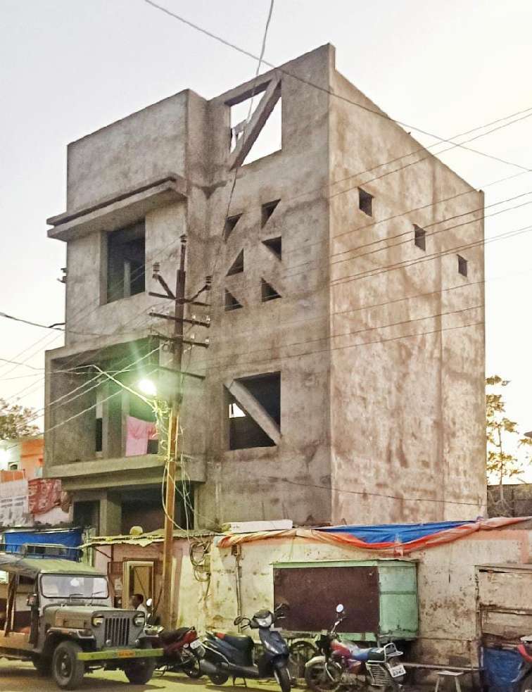 सिरोही. सरजावाव बावड़ी से सटकर हो रहा निर्माण।