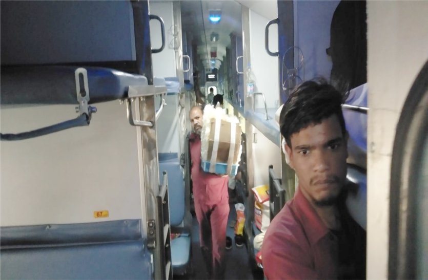 Vendors selling goods by going inside trains against rules