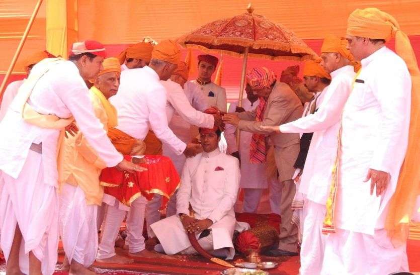 शाही परम्परा से राज तिलक : कुंवर वंशवर्धन सिंह को बांधी बूंदी के पूर्व राजपरिवार की पाग, देखें शानदार तस्वीरें