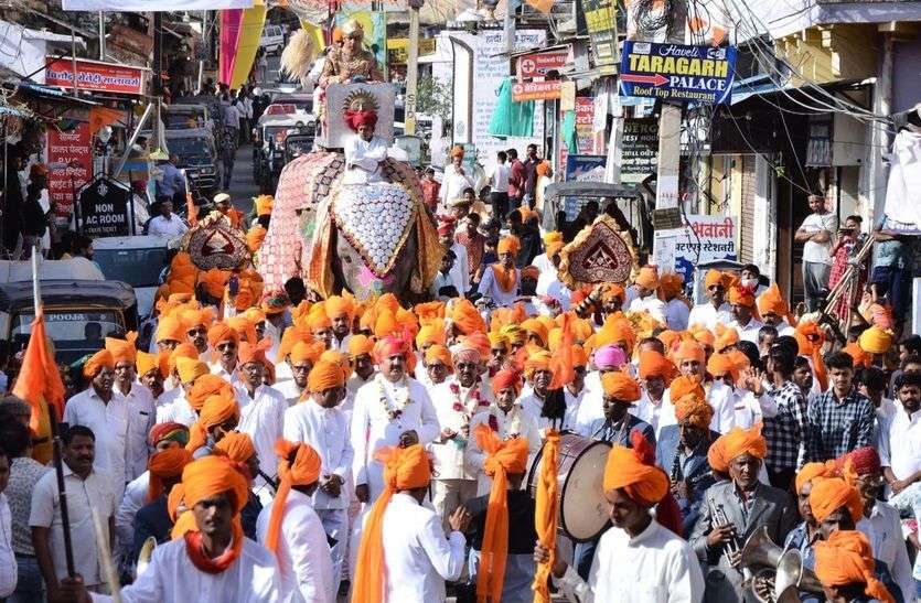 शाही परम्परा से राज तिलक : कुंवर वंशवर्धन सिंह को बांधी बूंदी के पूर्व राजपरिवार की पाग, देखें शानदार तस्वीरें