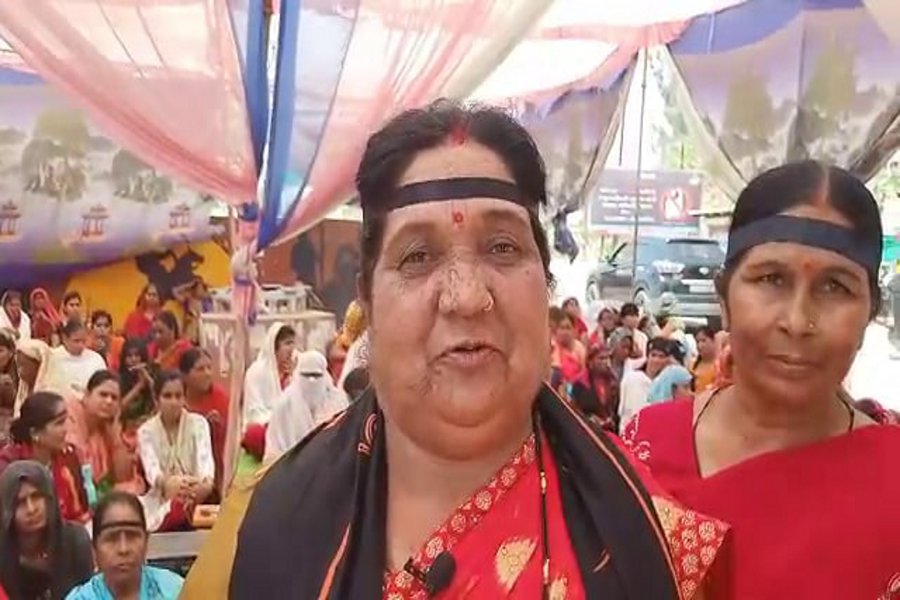Woman power protested on the 27th day by tying a red sari on her foreh