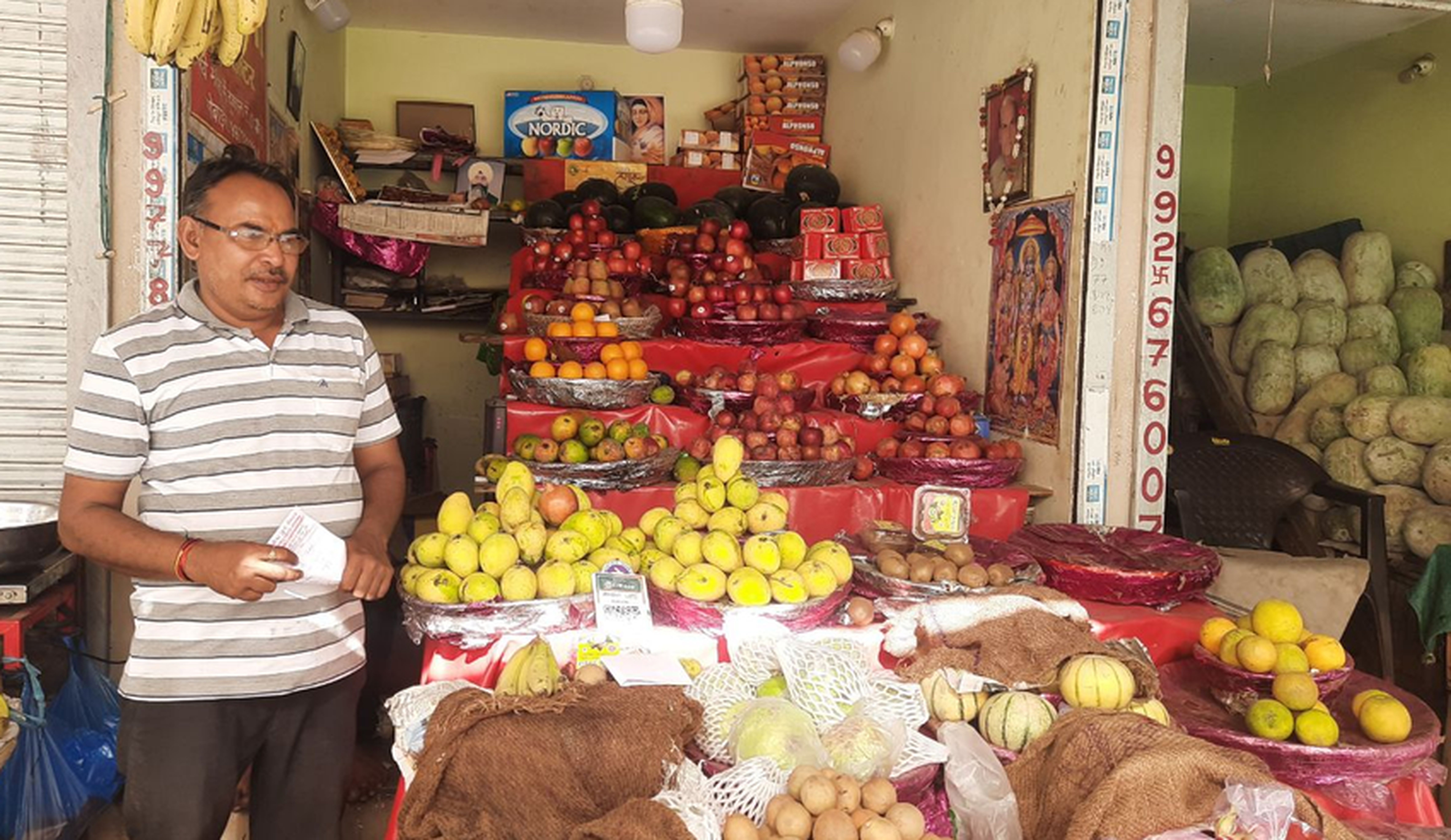 नवरात्र में फलों का स्वाद महंगा, दोगुना देने पड़ रहे है दाम