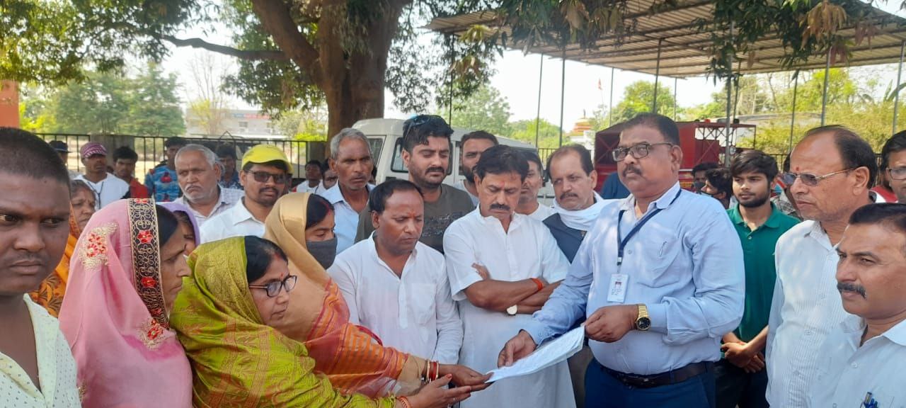 The problem of water in the ward deepened, so people laid siege to the