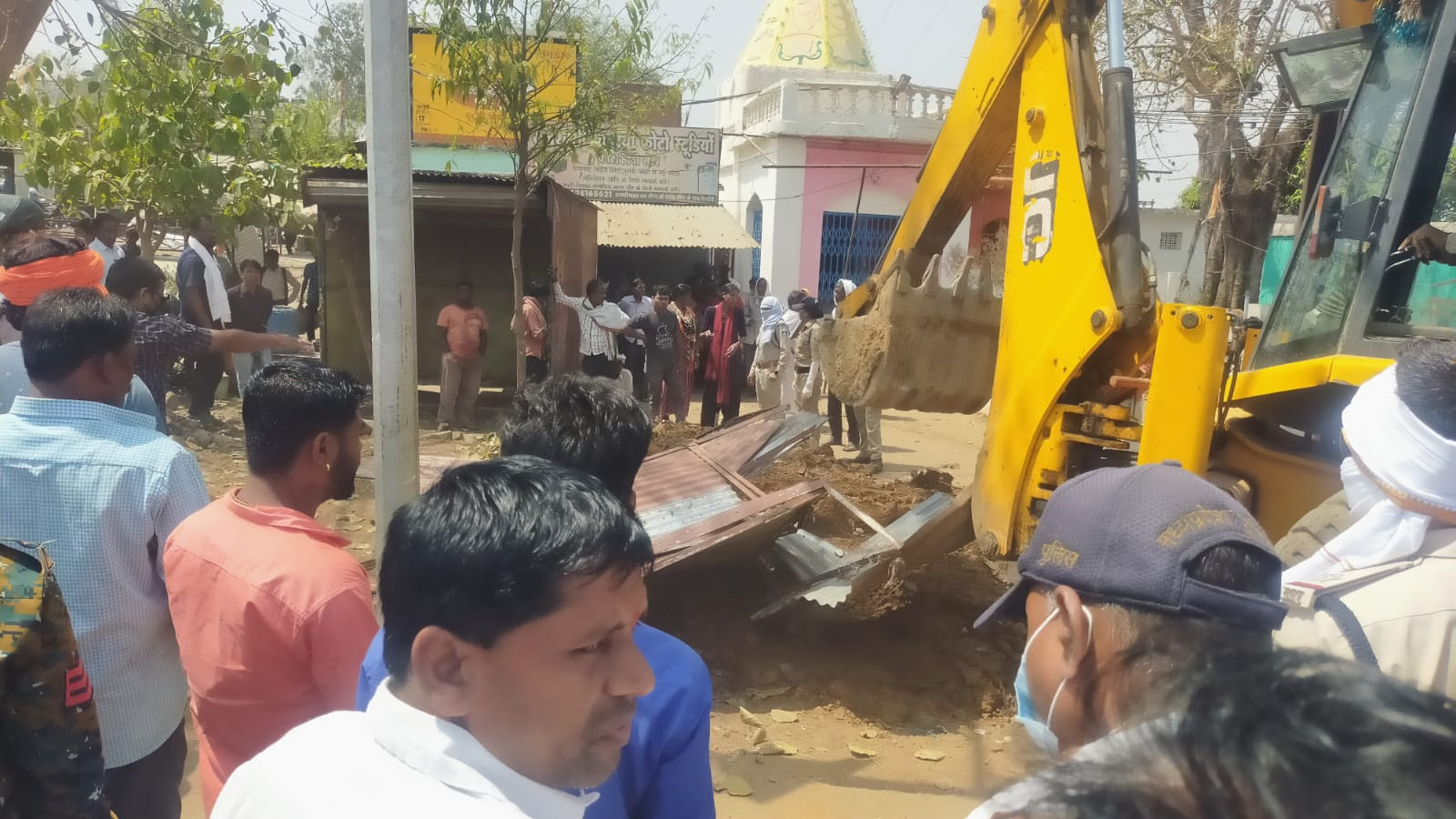 Women stopped the bulldozer, encroachment removed after the arrival of women police