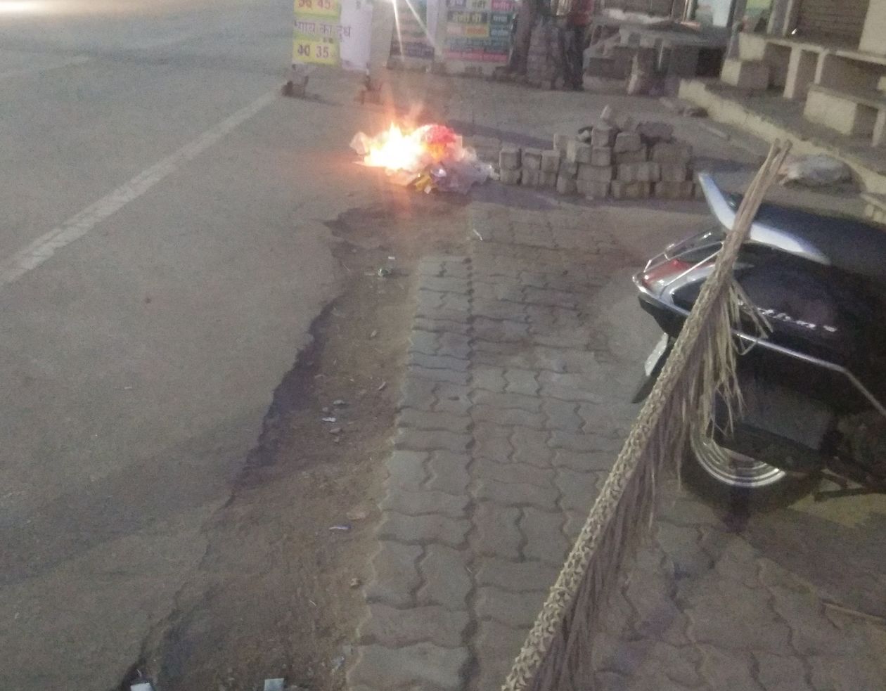 नगर परिषद कर्मचारी क चरा उठाने की जगह जला रहे कचरा