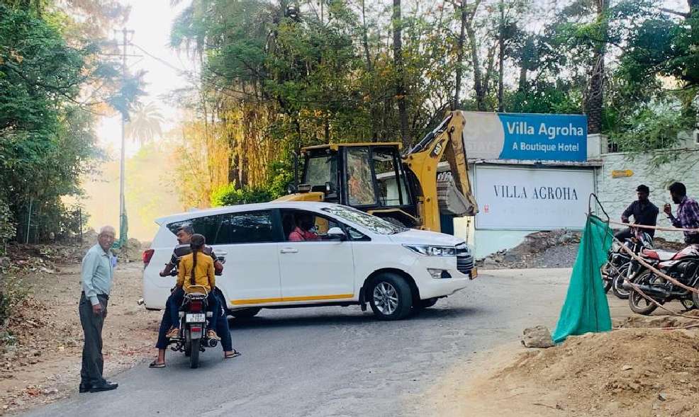 मांउट आबू. ब्लास्ट से पूर्व जेसीबी लगाकर बंद किया सड़क मार्ग