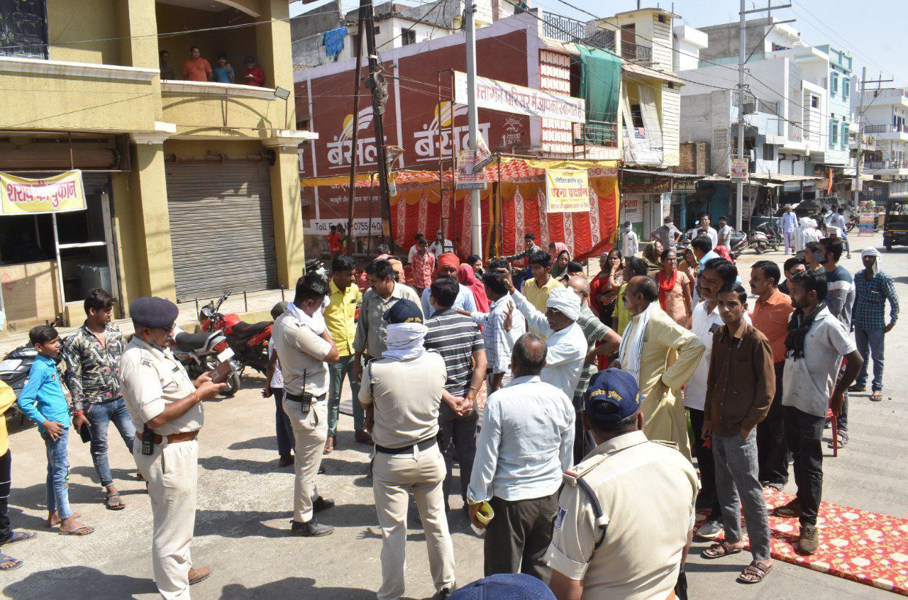 महिलाओं के विरोध के बाद हटी दुकान, इधर लोगों ने किया चक्काजाम
