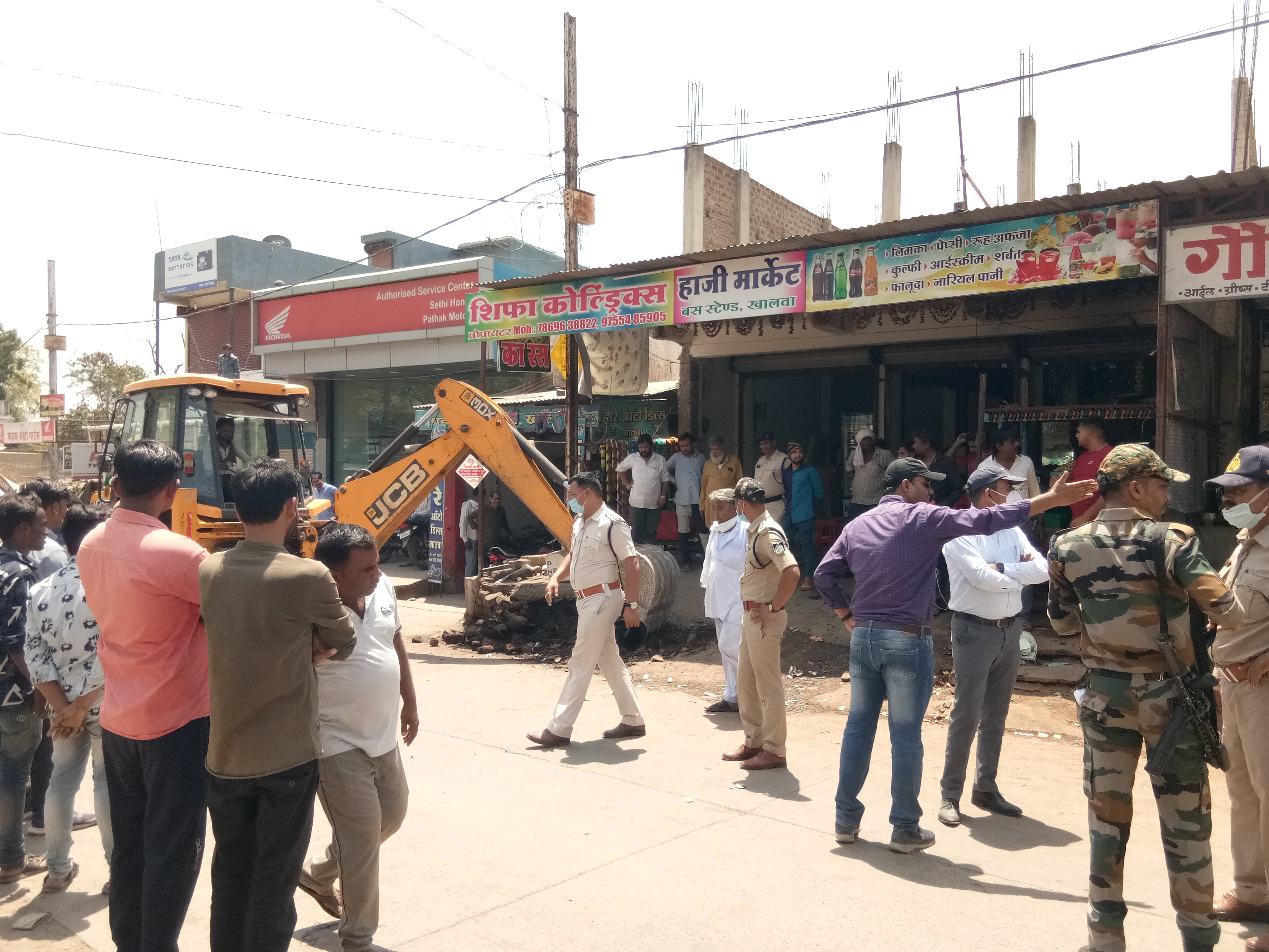 Administration's bulldozer ran in Khandwa