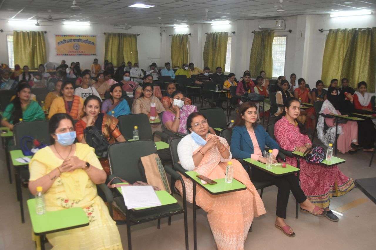 वर्षों बाद मिली पुरानी सहेलियां तो खिल उठे चेहरे, पुरानी यादों में खो गई