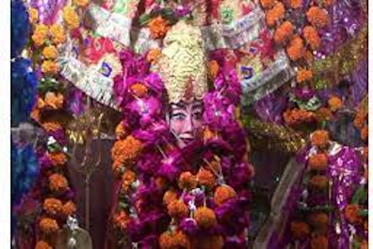 फर्रुखाबाद के शीतला माता मंदिर में नवरात्रि पर पूजा-अर्चना के लिए उमड़ी भक्तों की भीड़