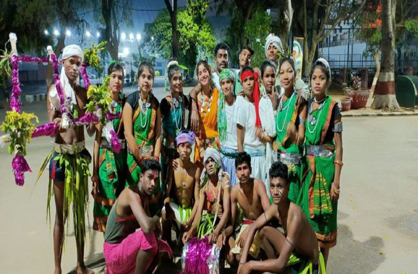 बीएसएफ ने दिया आदिवासी युवाओं को बैंगलोर घूमने का मौका