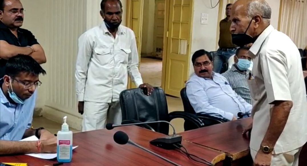 मंत्री की तर्ज पर चले कलेक्टर...!