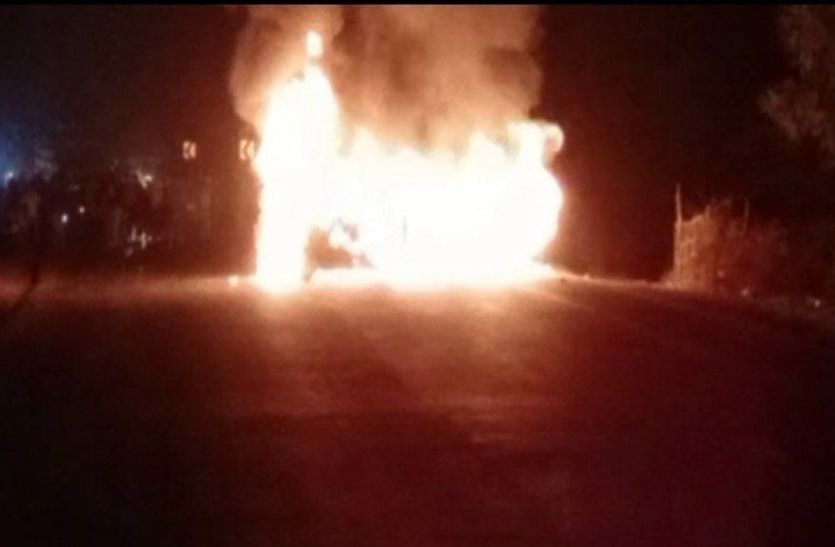 Two cars collided hard, four people burnt, three injured
