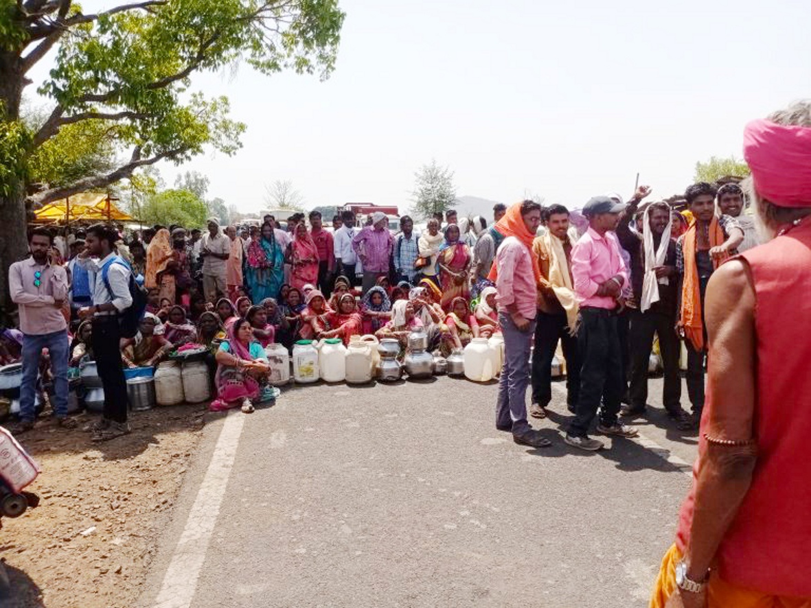 This village is situated in the lap of mother Narmada, yet people are longing for water