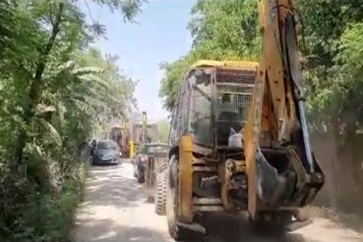 illegal-construction-done-on-land-was-demolished-by-bulldozer.jpg