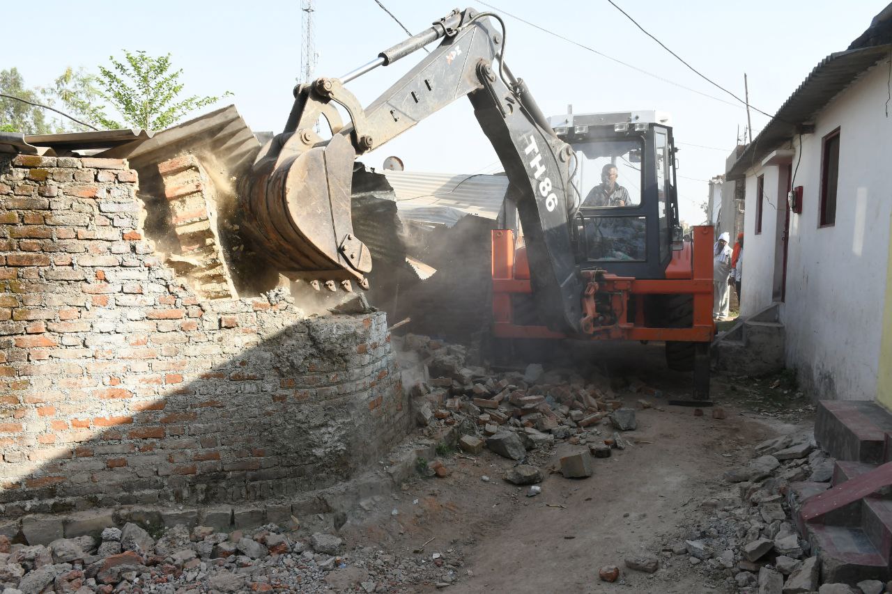 Government's bulldozer on illegal construction of criminals in Satna