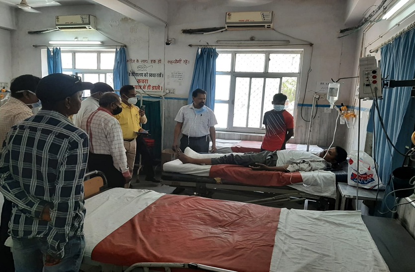 धरने में भाग लेकर लौट रहे पशुचिकित्सा कर्मियों की बस दुर्घटनाग्रस्त