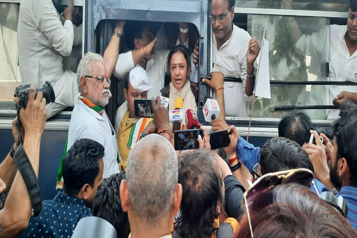 महंगाई के विरोध प्रदर्शन में राजभवन जाते कांग्रेस कार्यकर्ताओं पर लाठीचार्ज, हुई गिरफ्तारी