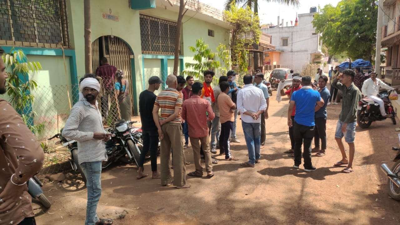 नशे में धुत्त युवक ने सड़क किनारे वाहनों पर चढ़ाया ट्रेक्टर