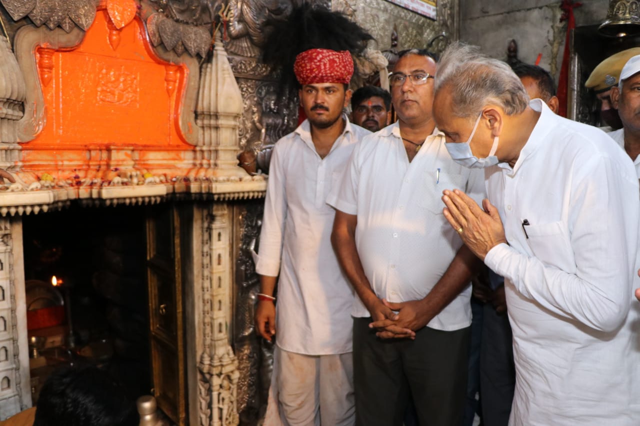 मुख्यमंत्री ने करणी माता मंदिर में दर्शन किए