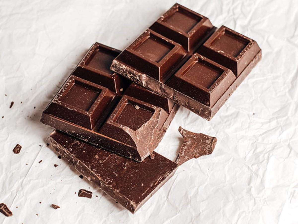 फैट बर्न करने से लेकर दिल की बीमारी से दिलाता है राहत, जानिए डार्क चॉकलेट के सेवन से होने वाले इन फायदों के बारे में