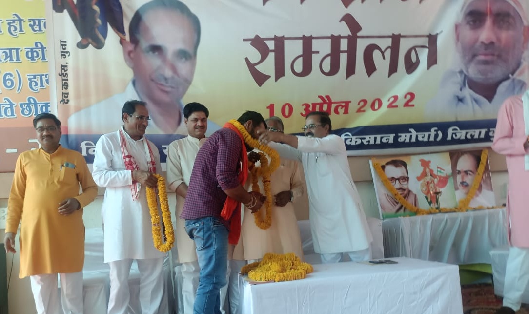 भाजपा किसान मोर्चा के सम्मेलन में विधायक जाटव ने दिया कृषि अधिकारी को ऑफर