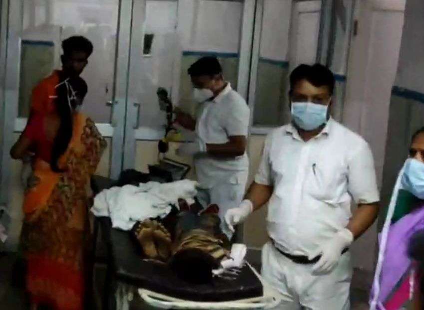ओवरलोड पिकअप खाई में गिरी, तीन बच्चों सहित पांच की मौत, 17 घायल