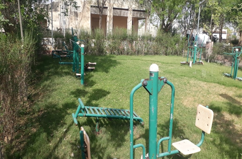 Rusted board and broken iron chair- जंग लगा बोर्ड और टूटी लोहे की कुर्सी हरे-भरे पार्क को लगा रहे दाग