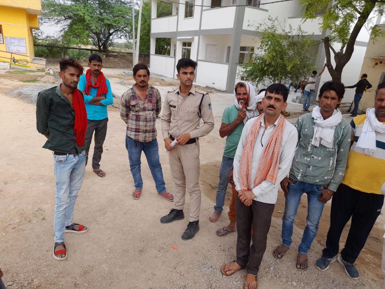पत्नी के साथ बैठकर देखी शादी की एलबम, थोड़ी देर बाद लगा ली फांसी