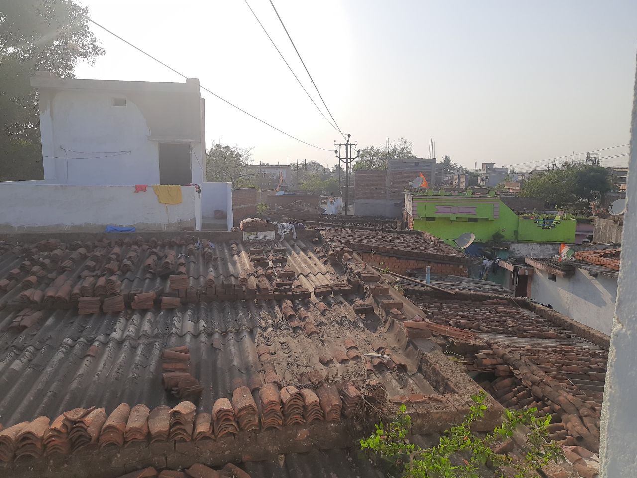 Bhilai नंदिनी रोड और हथखोज के बीच छत से दौड़ रही 11 केवी एचटी लाइन