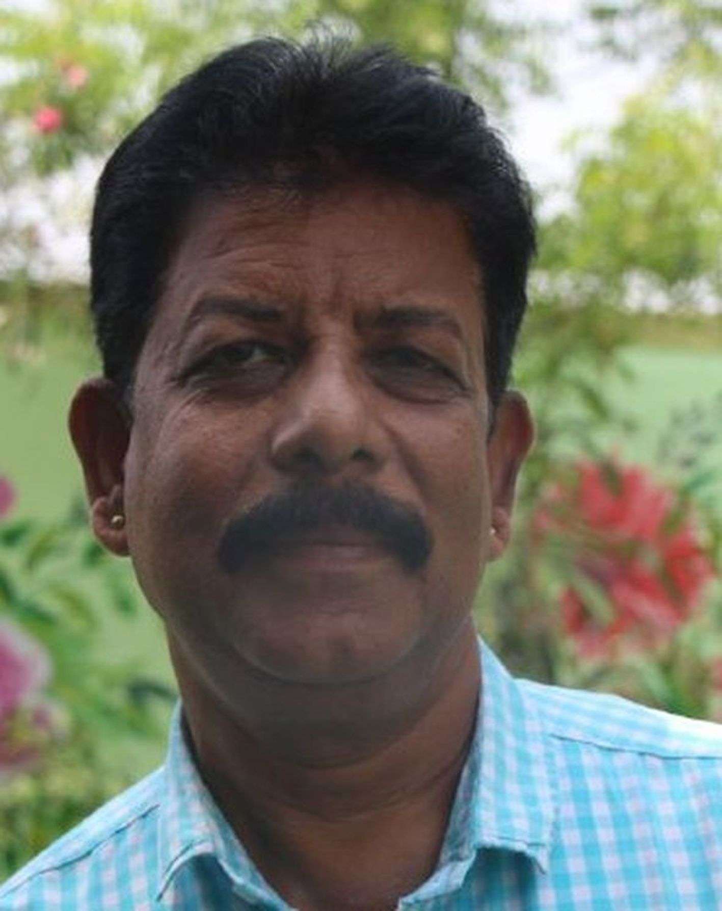 अब फूलों से महकने लगा आफिस का मैदान