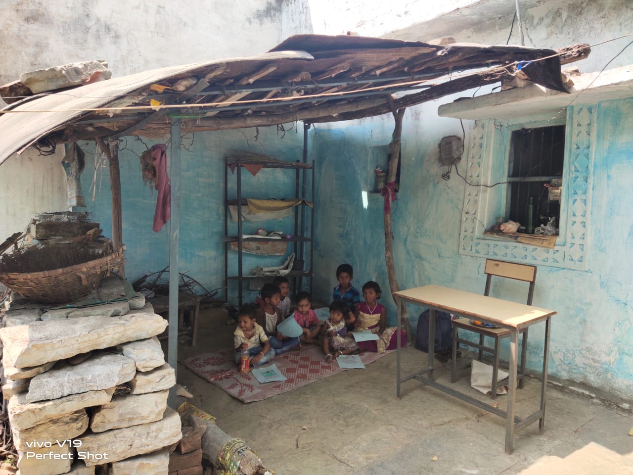 जरा देखिए सरकार....झोपड़ी में आंगनबाड़ी की क्लास और हो रही गढ़वो नवा छत्तीसगढ़ की बात