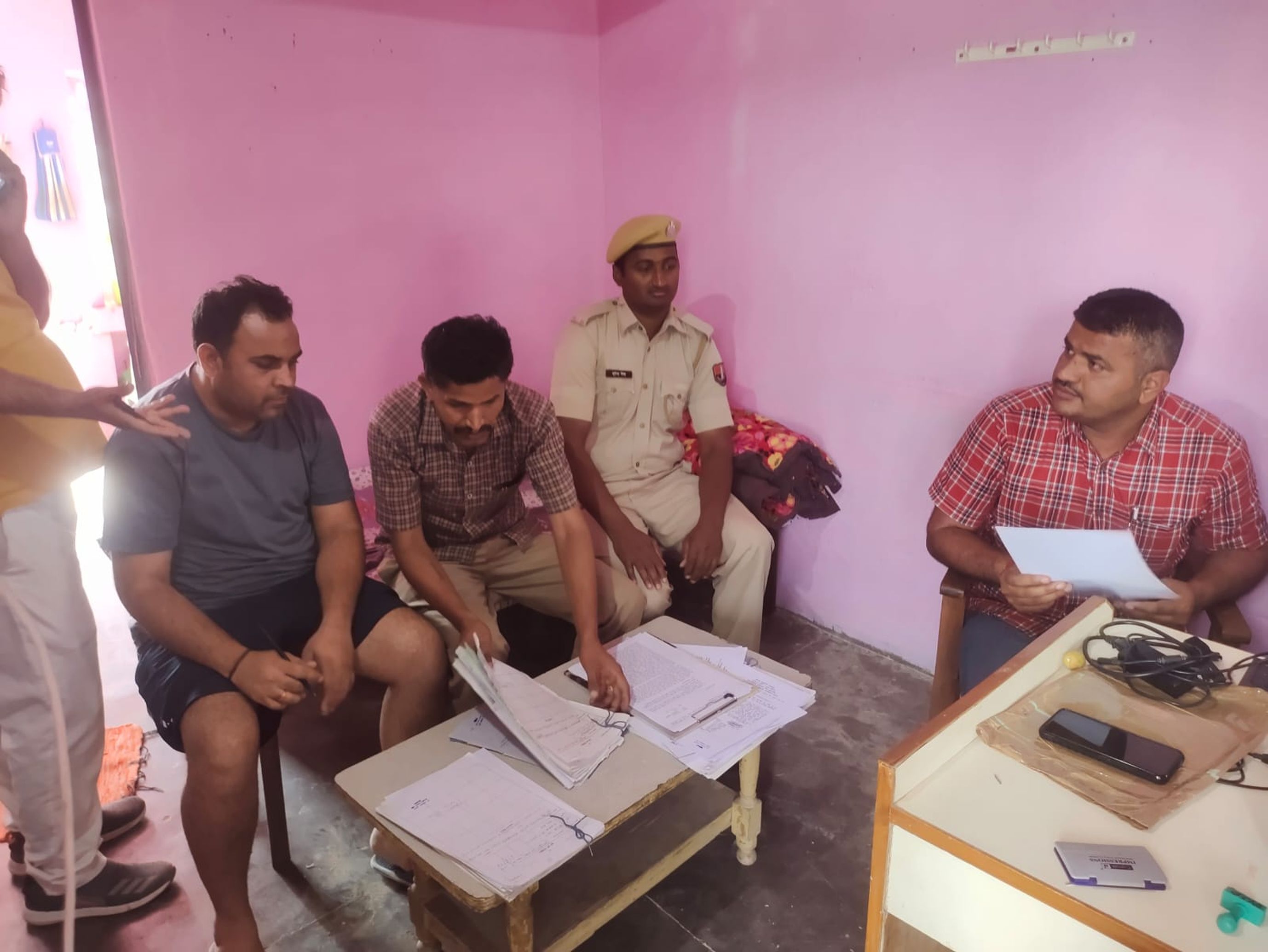 वरिष्ठ सहायक के आवास पर मिली डीक्री की तीन फाइलें