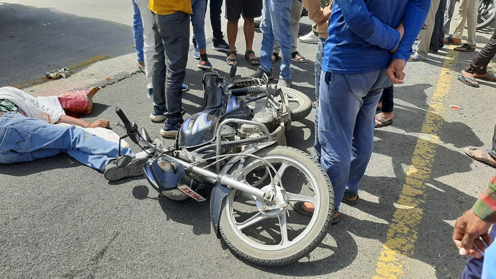 एबी रोड पर दर्दनाक हादसा: बाइक सवार युवक को अज्ञात वाहन ने कुचला