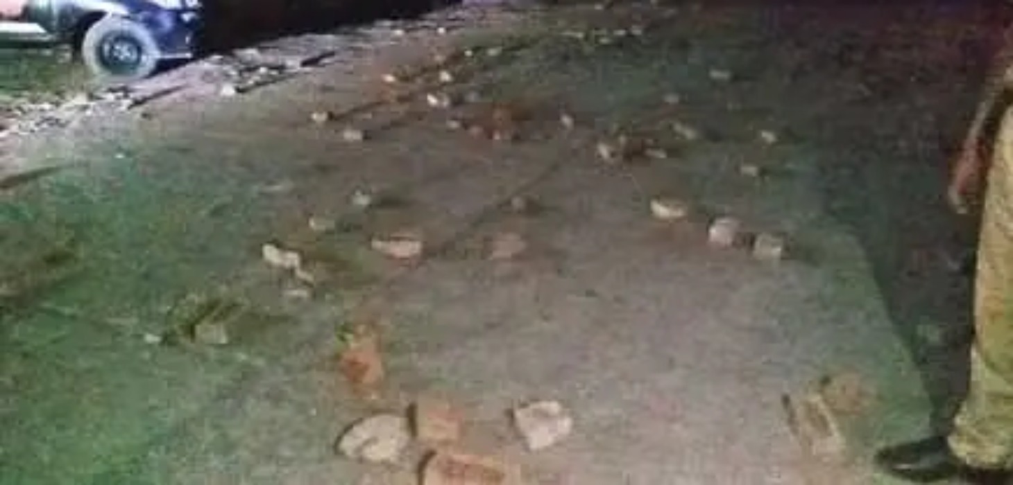 Stone Pelting In Meerut : शराब पीने को लेकर हुए खूनी संघर्ष में आधा दर्जन घायल,पुलिस ने फटकारी लाठी
