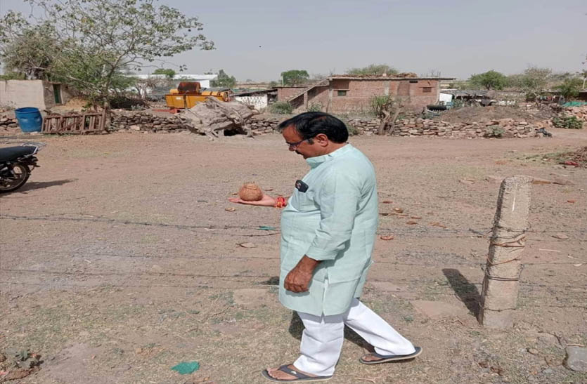 जमीन में पानी तलाशने का मंत्री का तरीका, देखिए कैसे हथेली पर नारियल रख पीएचई राज्यमंत्री ने जमीन में ढूंढा पानी