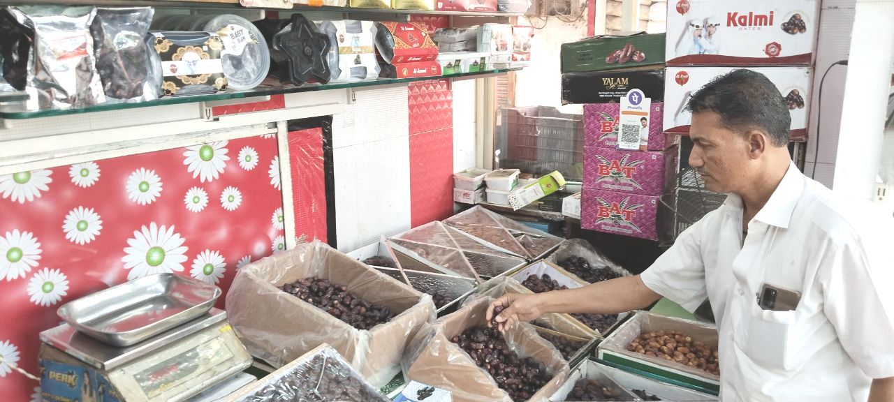 Rojadars of Burhanpur doing iftar with dates from Mecca, Medina, Indonesia